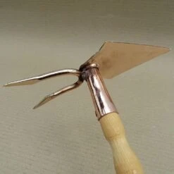 Serfouette à Main Panne Et Fourche En Cuivre Modèle Phoénix - Gamme PKS Bronze -Plantes De Jardin Boutique Serfouette a main panne et fourche en cuivre modele Phoenix Gamme Schauberger 99222 3